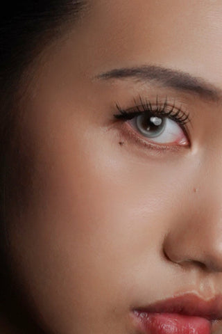 Model wearing Nightshift glue-free magnetic eyelashes with seductive evening volume — view 2