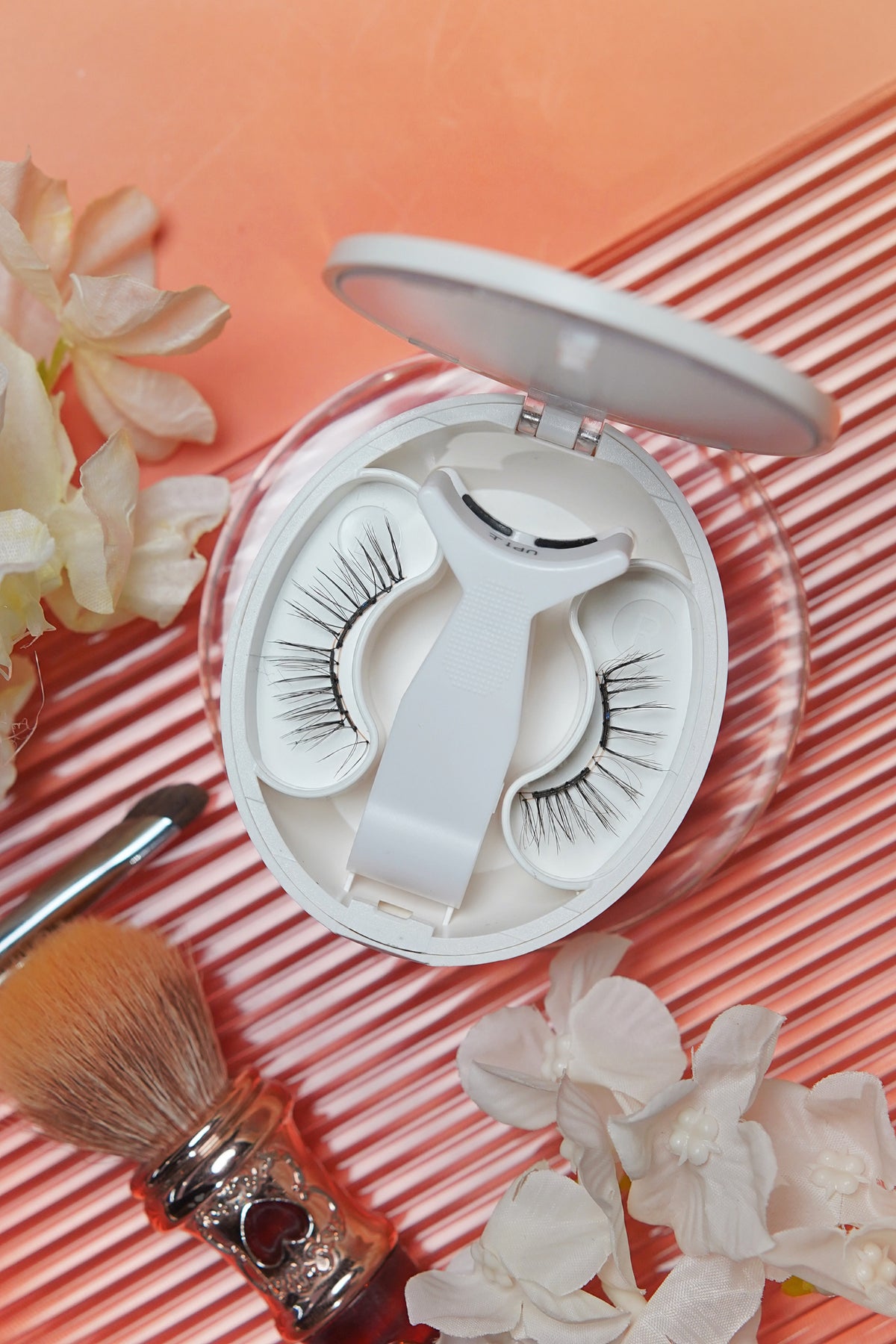 Santai Pitch professional magnetic lashes for a sharp open workday look