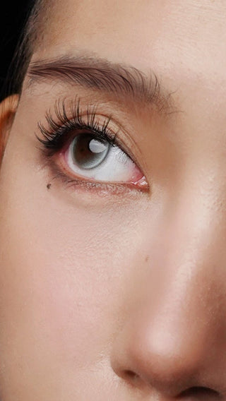 Model wearing Inbox glue-free magnetic eyelashes with a subtle natural finish — view 2