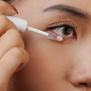 Close-up of Minutes glue-free magnetic eyelashes on a model, understated style — view 2