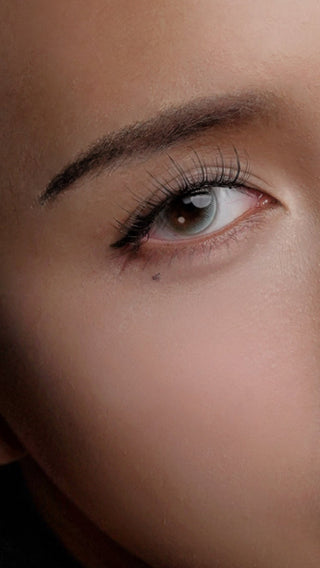 Model wearing Kickoff glue-free magnetic eyelashes with a vibrant natural finish — view 2