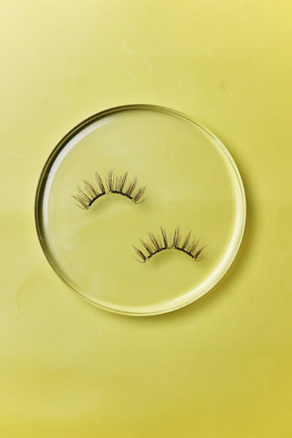 Close-up of Twilight glue-free brown magnetic lashes by Santai — view 3